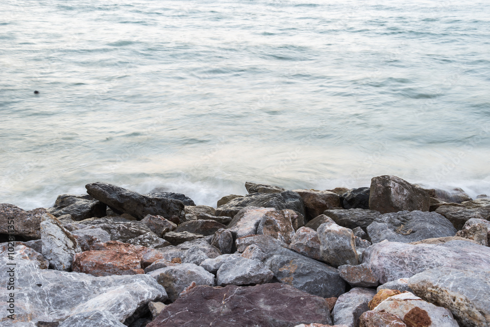 Naklejka premium Quiet sea before it gets dark.