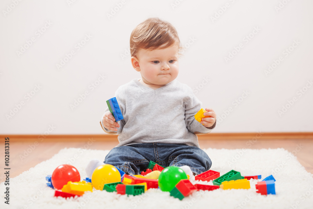 © djoronimo - Little boy playing with blocks