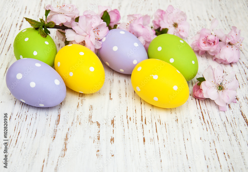 Obraz premium Easter eggs and cherries blossom