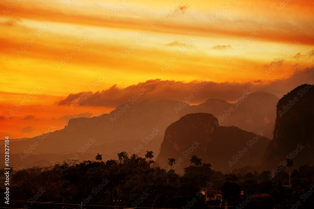 Obraz premium Cuba, Viñales, Landscape in Sundown