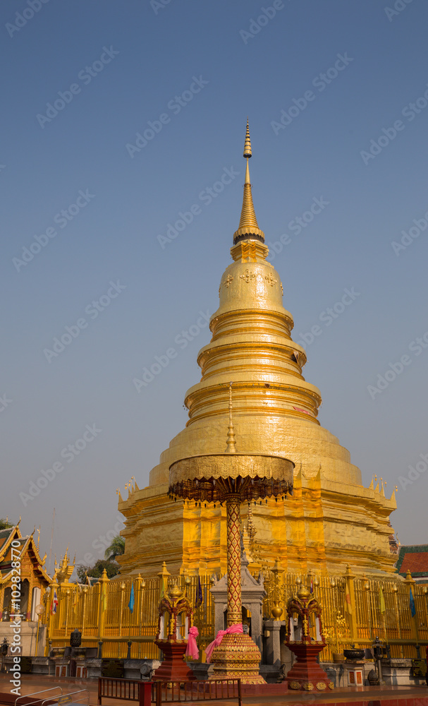 Naklejka premium golden buddhism pagoda