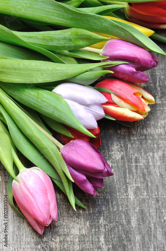 bouquet de tulipes sur fond bois