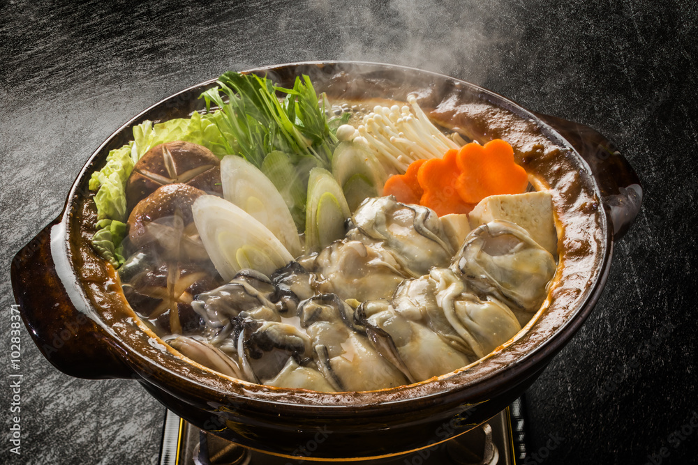 Φωτογραφία 一般的な牡蠣の土手鍋　japanese Oyster Miso Hot Pot