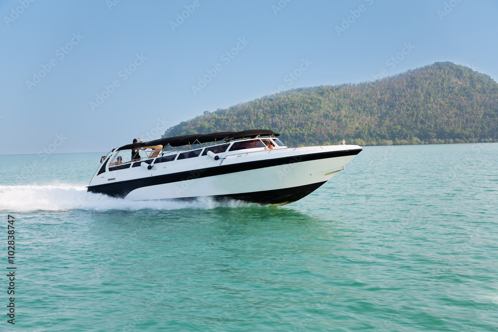 Fototapeta premium Cruise speed boat in the Andaman Sea, Thailand