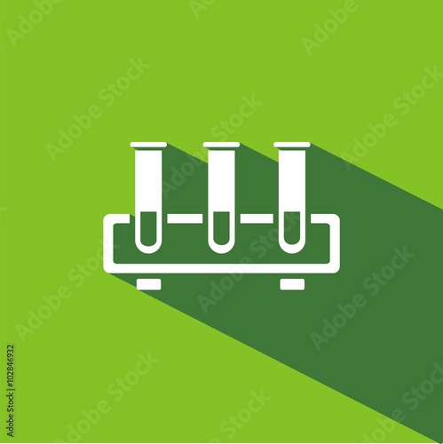 Icono de tubos de ensayo químicos sobre fondo verde. Probetas químicas
