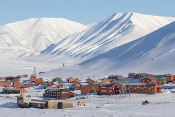 Papier peint photo Arctique Montagnes au-dessus de Longyearbyen au Svalbard  © aalutcenko