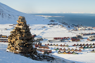 Papier peint photo Arctique Vue panoramique sur Longyearbyen au Svalbard  © aalutcenko