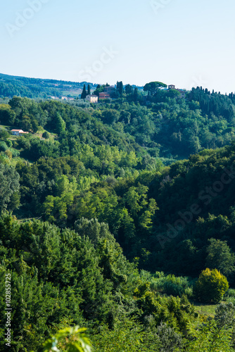 Paesaggio di campagna Toscana, colline coltivazioni, agricoltura