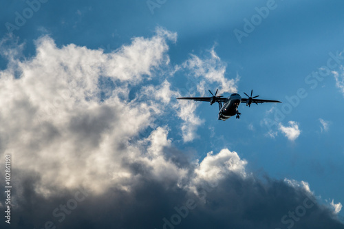 Flugzeug durchbricht die Wolken