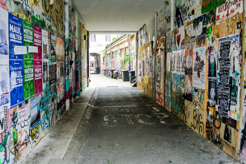 Fototapeta premium Graffiti i obrazy w Berlinie
