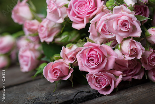 Fresh bouquet of pink roses © Laszlo
