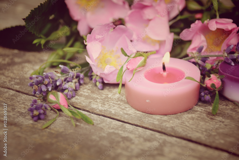 Wellness - Lavendel und Rosenblüten mit Teelicht Wellness - Lavendel und Rosenblüten mit Teelicht