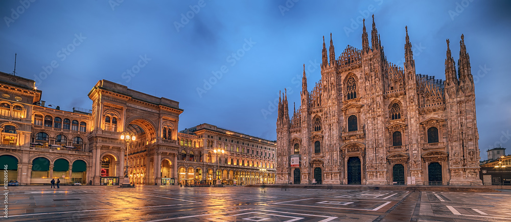 Naklejka premium Mediolan, Włochy: Piazza del Duomo, Plac Katedralny