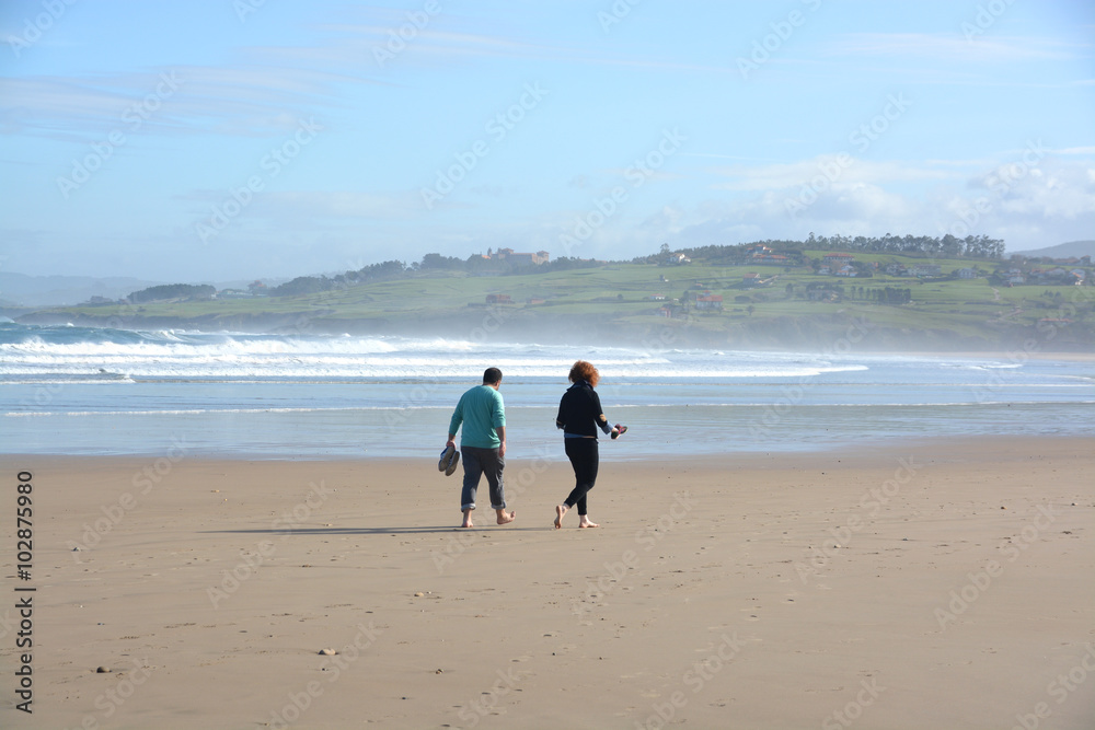 pareja paseando por la playa
