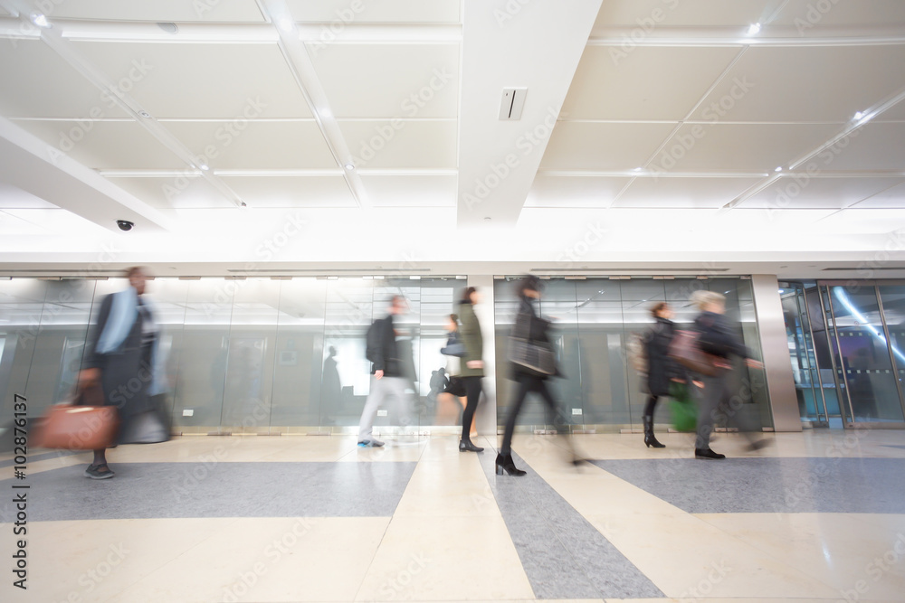 Obraz premium London businessman train tube station in rush hour