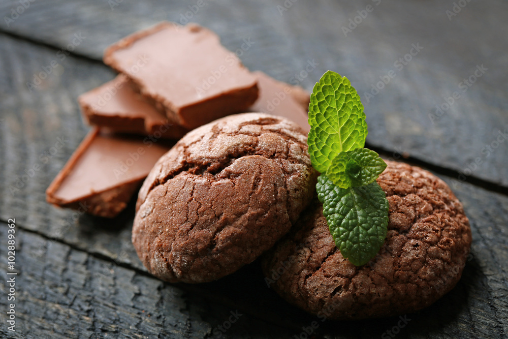 Fototapeta premium Chocolate chip cookie with chocolate pieces and mint, closeup