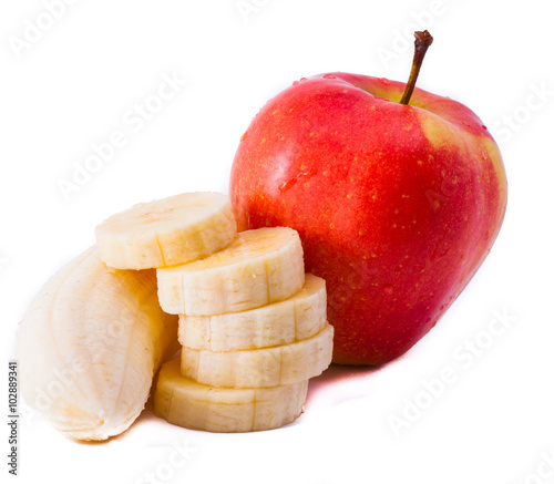 Изолированное яблоко и банан на белом фоне