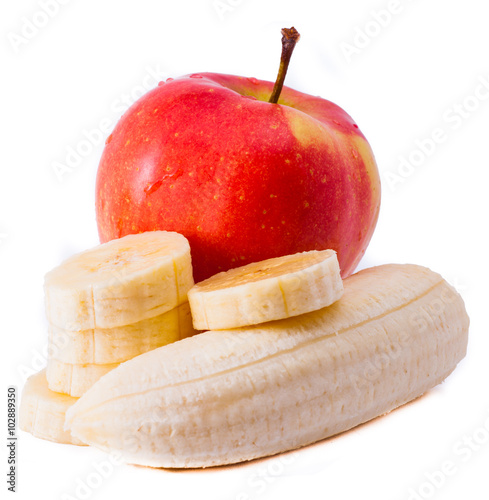 Изолированное яблоко и банан на белом фоне