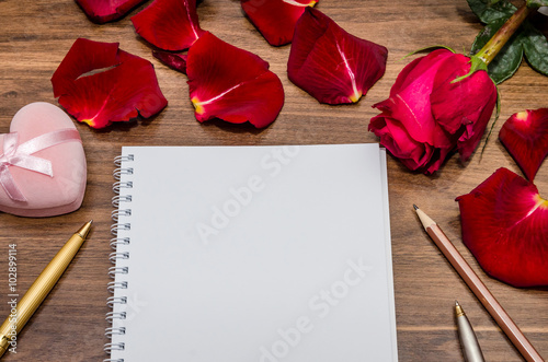 Fototapeta Naklejka Na Ścianę i Meble -  Gift rose and box and blank notepad for valentine day