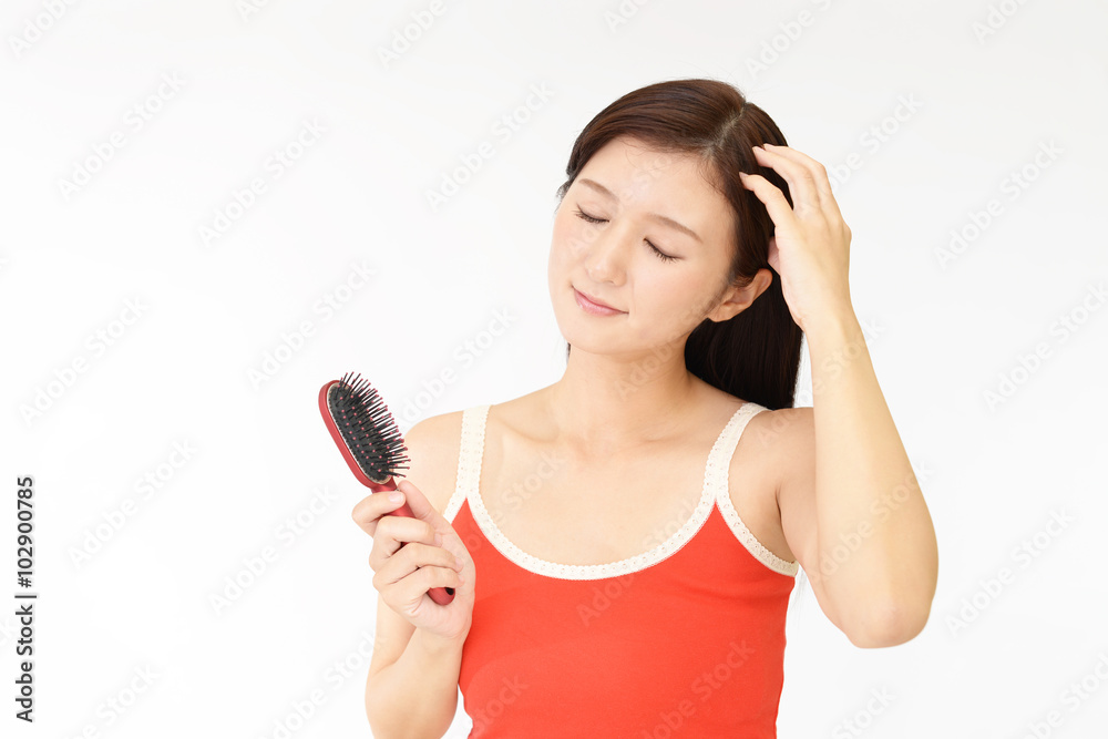 ヘアケアをする女性 ヘアケアをする女性