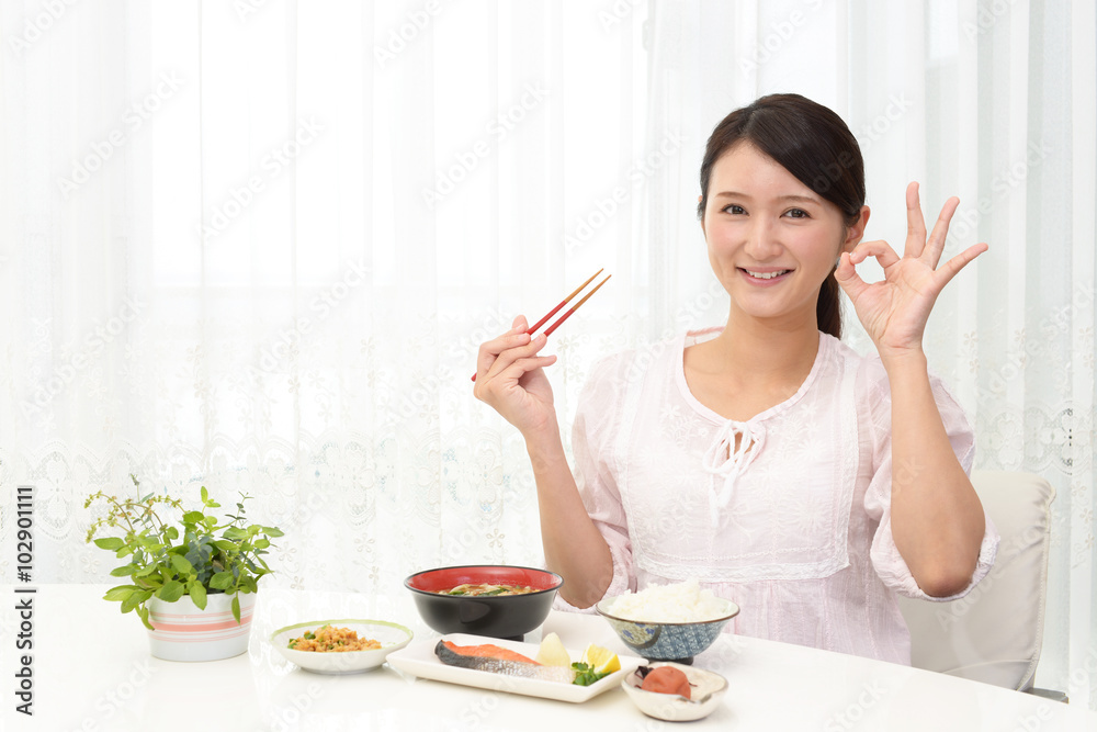 食事を楽しむ女性 食事を楽しむ女性