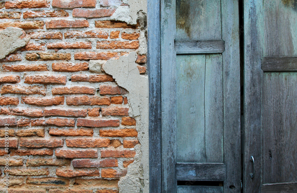 Naklejka premium Half frame wooden blue door and brick wall
