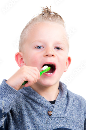 kleiner junge putzt seine zähne