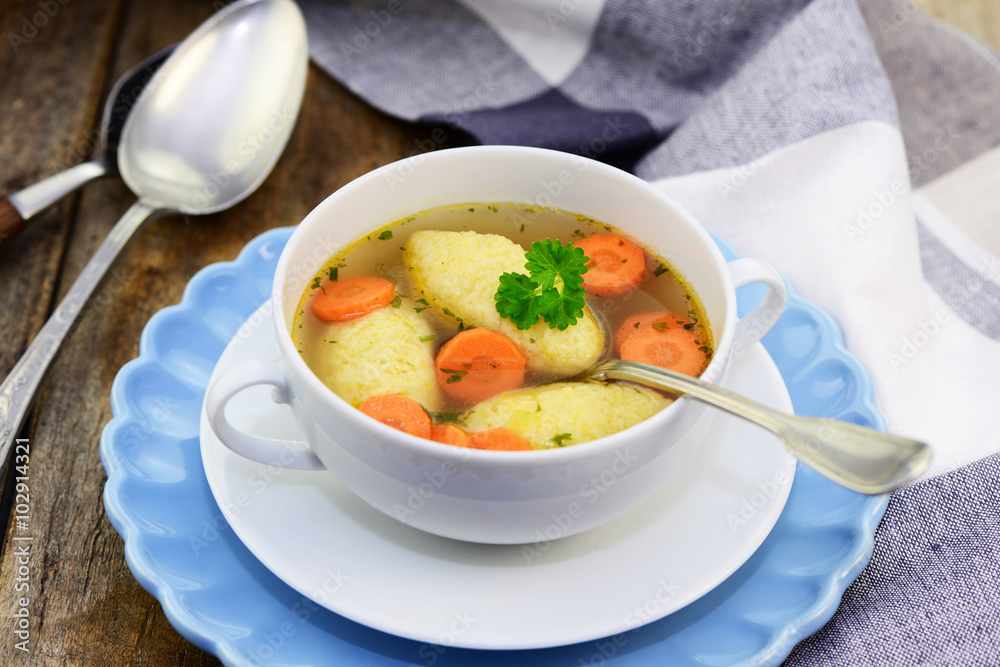 Grießklößchensuppe Grießklößchensuppe