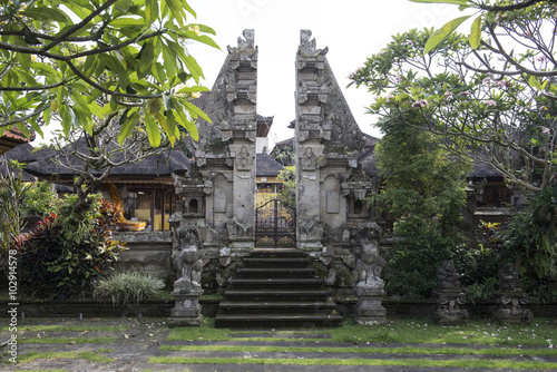 Arquitectura estilo balinesa en las calles de Ubud, casas templos. Bali, Indonesia photo