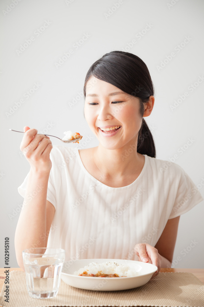 カレーを食べる女性 笑顔 カレーを食べる女性 笑顔
