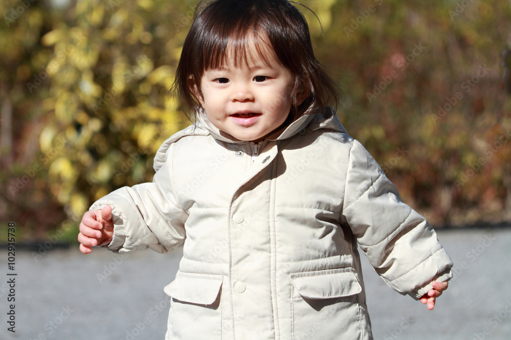 公園をお散歩する赤ちゃん(1歳児)