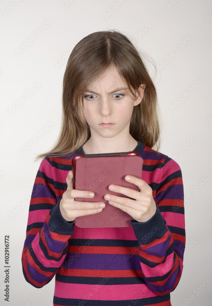 Mädchen mit digital tablet