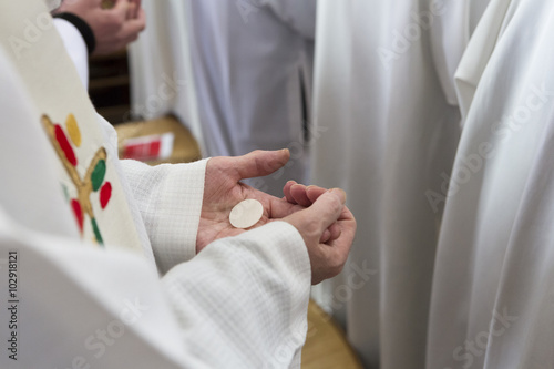 Recevoir la sainte communion dans la main