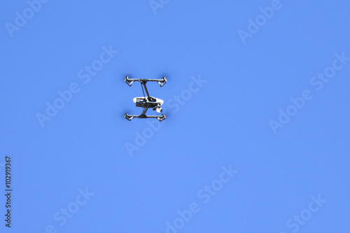Drone dans le ciel bleu
