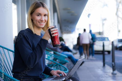 junge frau gemütlich mit laptop am straßencafe´ photo