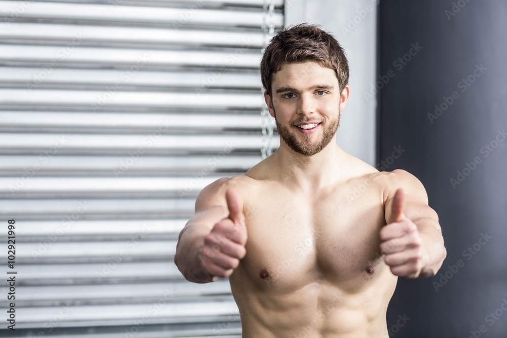 Naklejka premium Shirtless fit man with thumbs up