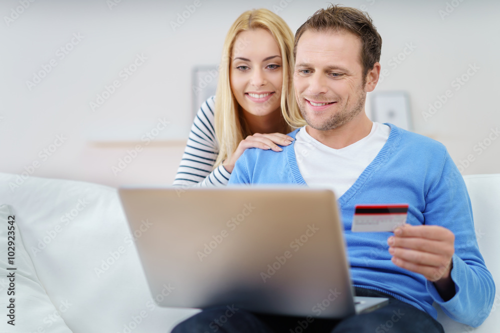 paar bezahlt mit karte im internet paar bezahlt mit karte im internet
