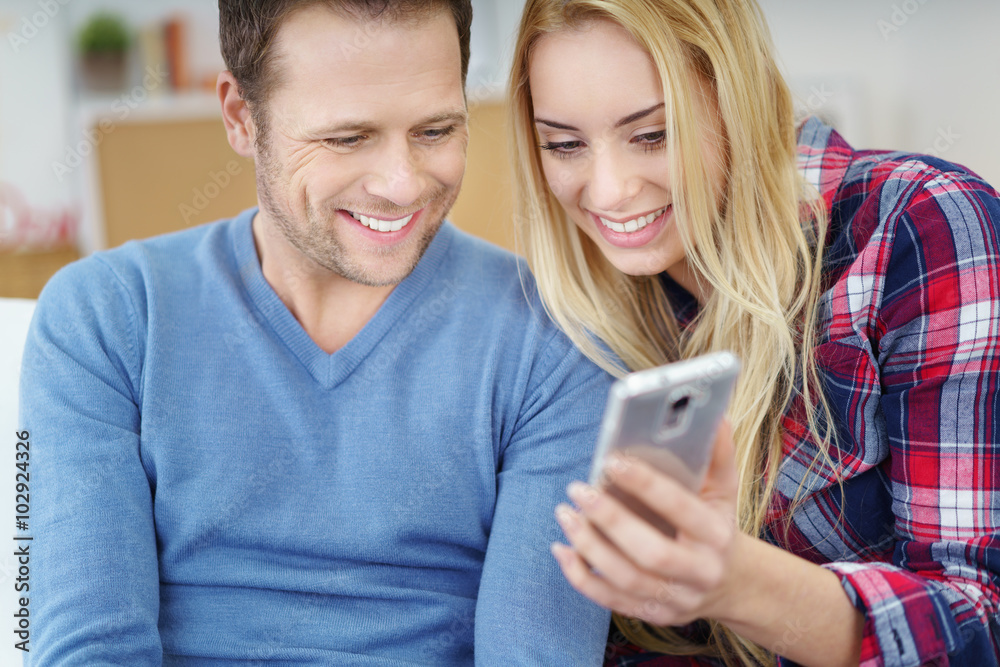 frau zeigt ihrem freund etwas auf ihrem handy frau zeigt ihrem freund etwas auf ihrem handy