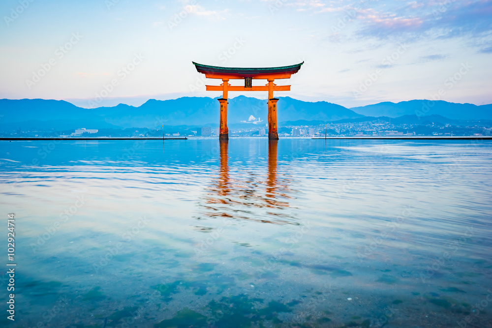Fototapeta premium The Floating Torii gate in Miyajima, Japan