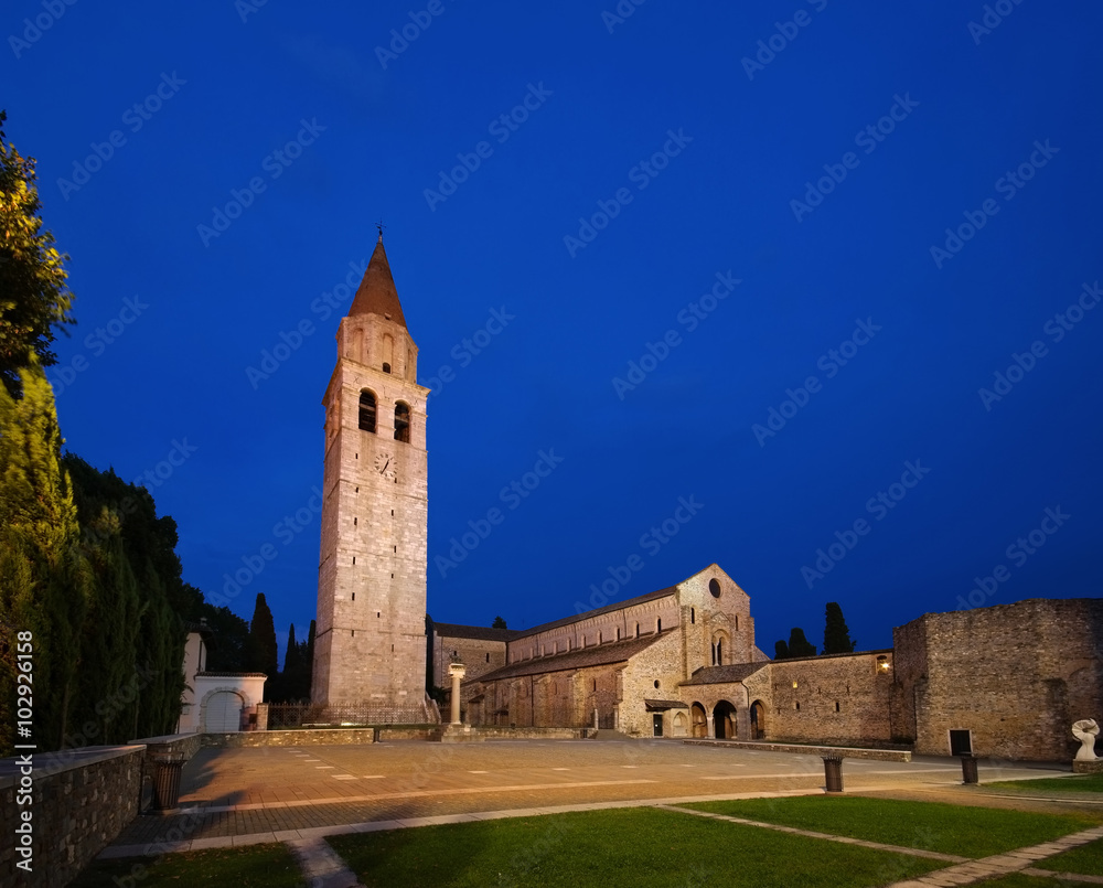 Aquileia Basilika Nacht - Aquileia old Basilica by night