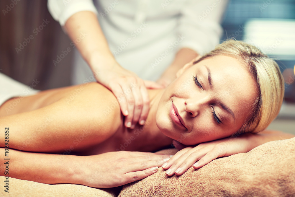 Obraz premium close up of woman lying and having massage in spa