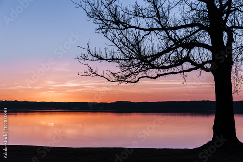 Sonnuntergang am Ufer