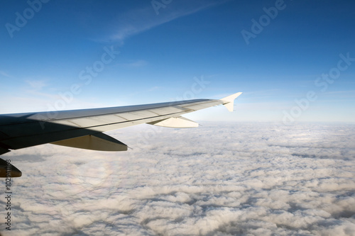 Tragfläche eines Flugzeugs in der Luft