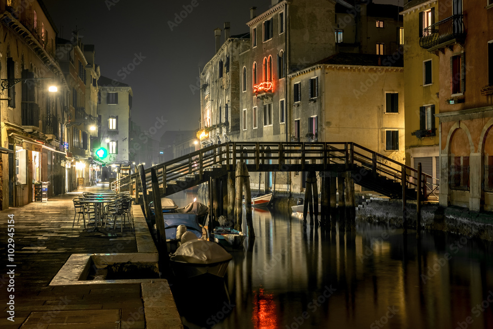 Canale notturno a Venezia