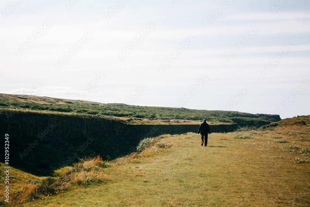 Fototapeta premium Alone man walking on the Icelandic landscape