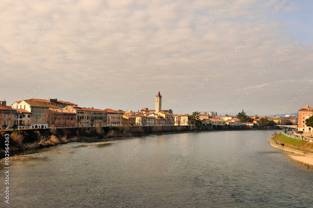 blick über etsch auf verona von castelvecchio