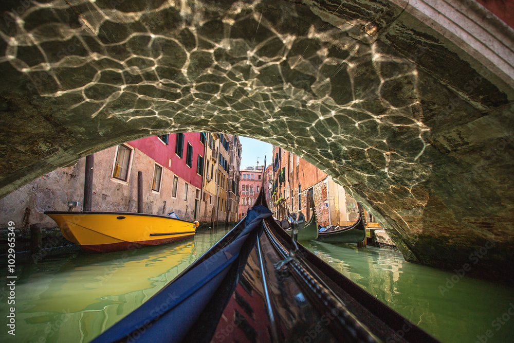 Obraz premium Widok z gondoli podczas przejazdu kanałami Wenecji i