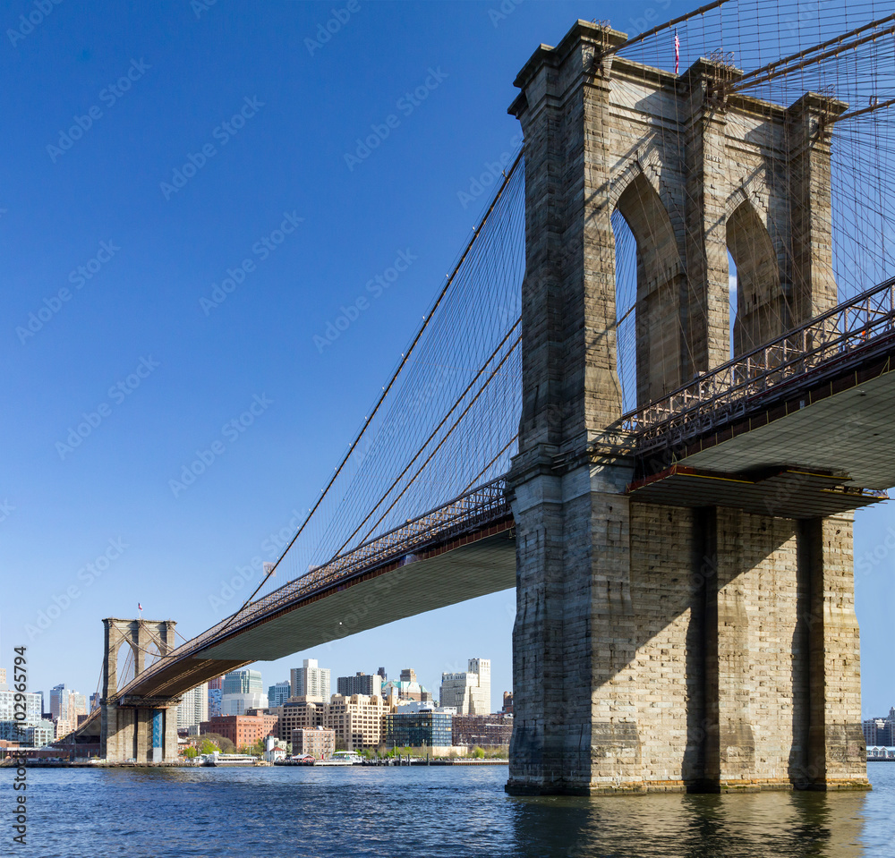 Naklejka premium Most Brookliński widziany z Manhattanu w Nowym Jorku
