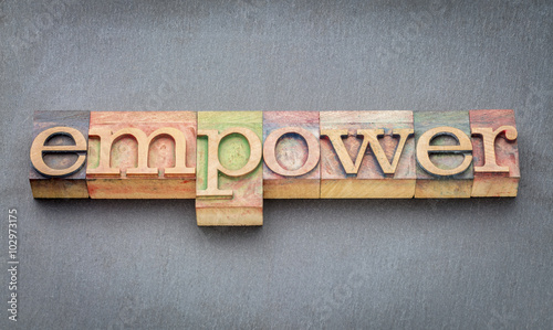Schilderij op canvas empower word in wood type