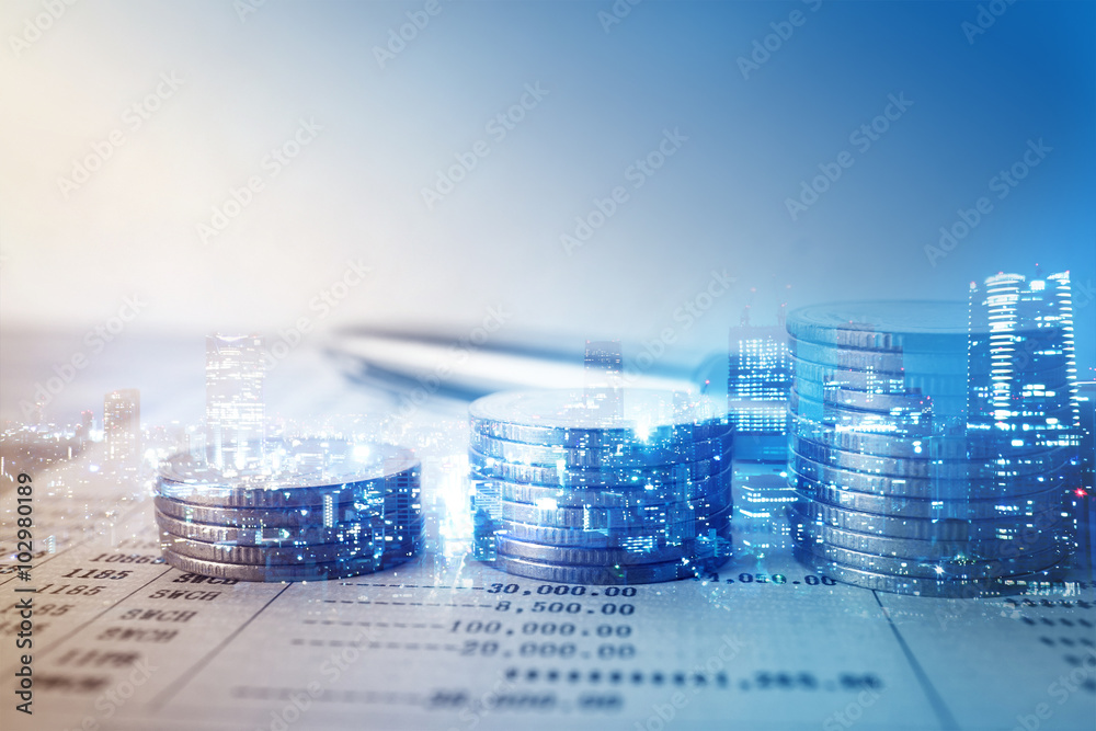 Φωτογραφία Double exposure of city and rows of coins for finance and banking concept